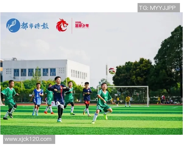 描绘心中偶像足球明星的风采与魅力，展现他们在绿茵场上的精彩瞬间